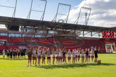 2. Frauen-Bundesliga; FC Ingolstadt 04 - SC Sand; Spiel ist aus, Spielerinnen bedanken sich bei den Fans,