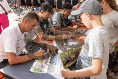 3. Liga; FC Ingolstadt 04 - Mannschaftsvorstellung auf dem Ingolstädter Bürgerfest; Rathauplatz; Autogrammstunde; Cheftrainer Michael Köllner (FCI) Arian Llugiqi (25, FCI)