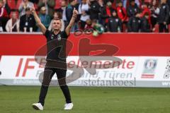3. Liga; FC Ingolstadt 04 - SpVgg Unterhaching; Sieg Jubel Freude Cheftrainer Michael Köllner (FCI) bedankt sich bei den Fans