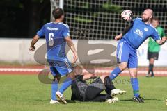 Kreisklasse - Saison 2025/26- TSV Ingolstadt Nord - FC Arnsberg - Kilian Hackner blau Arnsberg - Valjdrin Stafa schwarz Ing Nord am Boden - Foto: Meyer Jürgen