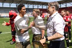 3. Liga; FC Ingolstadt 04 - SV Elversberg; Verabschiedung Justin Butler (31, FCI) Geschäftsführers Dietmar Beiersdorfer (FCI Sport Kommunikation)