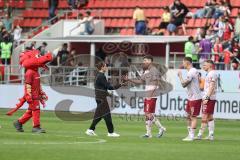 3. Liga; FC Ingolstadt 04 - VfL Osnabrück; Spiel ist aus Niederlage, hängende Köpfe Ingolstadt Cheftrainerin Sabrina Wittmann (FCI) bedankt sich bei en Spielern Georgios Antzoulas (6, FCI) Jonas Scholz (15, FCI) Simon Lorenz (32, FCI) Schanzi Maskottchen 