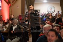 3. Liga; FC Ingolstadt 04 - Fantreffen im Sport-Treff Senners Alm, volles Haus; Lukas Fröde (34, FCI) mit Wurfspiel gegen die Fans