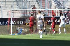 3. Liga; FC Ingolstadt 04 - SV Wehen Wiesbaden; Torwart Markus Ponath (1, FCI) kann Ball weghalten