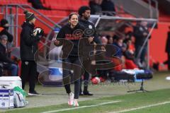 3. Liga; FC Ingolstadt 04 - Energie Cottbus; an der Seitenlinie, Spielerbank Cheftrainerin Sabrina Wittmann (FCI)