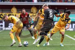 3. Liga; FC Ingolstadt 04 - SG Dynamo Dresden; Zweikampf Kampf um den Ball Benjamin Kanuric (8, FCI) Kammerknecht Claudio (15 DD)