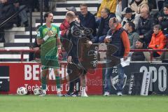 3. Liga; SC Verl - FC Ingolstadt 04; Torwart Markus Ponath (1, FCI) Handverletzung Einwechslung Torwart Kai Eisele (25, FCI)