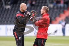 3. Liga; VfB Stuttgart 2 - FC Ingolstadt 04; vor dem Spiel Torwart-Trainer Robert Wulnikowski (FCI) Torwart Marius Funk (1, FCI) klatschen ab