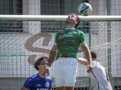 Freundschaftsspiel - FC Gerolfing - VFR Neuburg - Marko Miskovic (Nr.4 - FC Gerolfing) - Torwart Nemanja Krivosija (Nr.41 - VFR Neuburg) - Foto: Meyer Jürgen