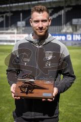 3. Liga; SV Sandhausen - FC Ingolstadt 04; nach dem letzten Saisonspiel überreichte Thino Müller vom Magazin kicker Jannik Mause (7, FCI) die Kanone an den Torschützenkönig der 3. Liga für 18 Tore