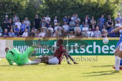 Toto-Pokal; Finale; FV Illertissen - FC Ingolstadt 04; Torchance verpasst, Moussa Doumbouya (27, FCI) bei Torwart Thiel Felix (1 FVI)