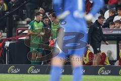 3. Liga; SC Verl - FC Ingolstadt 04; Torwart Markus Ponath (1, FCI) Handverletzung wird vom Spielfeld geführt Co-Trainer Ilia Gurev (FCI), Einwechslung Torwart Kai Eisele (25, FCI)