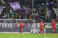 3. Liga; VfL Osnabrück - FC Ingolstadt 04; Spiel ist aus, Niederlage, hängende Köpfe Jonas Scholz (15, FCI) Davide Sekulovic (33, FCI) Julian Kügel (29, FCI)