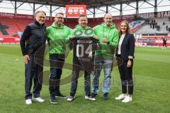 3. Liga; FC Ingolstadt 04 - Erzgebirge Aue; Huddle.Sport, Trikotübergabe von Geschäftsführers Dietmar Beiersdorfer (FCI Sport Kommunikation) an Marcel Manig im Stadion vor dem Spiel