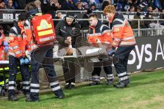 3. Liga; Arminia Bielefeld - FC Ingolstadt 04; rechts Leon Guwara (6, FCI) verletzt sich und bleibt liegen, wird abtransportiert