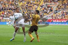 3. Liga; SG Dynamo Dresden - FC Ingolstadt 04; Marcel Costly (22, FCI) Zweikampf Kampf um den Ball Meier Jonathan (8 DD)