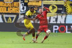 3. Liga; Alemannia Aachen - FC Ingolstadt 04; Zweikampf Kampf um den Ball Nadjombe Pierre (29 AA) Bodycheck mit Linus Rosenlöcher (19, FCI) Foul