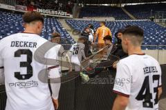 3. Liga; Hannover 96 II - FC Ingolstadt 04; Sieg Jubel Freude 0:4, Spieler bedanken sich bei den Fans und gehen hoch zu ihnen, Elias Decker (3, FCI) Felix Keidel (43, FCI) Max Besuschkow (17, FCI) Niclas Dühring (18, FCI) Torwart Marius Funk (1, FCI) Benj