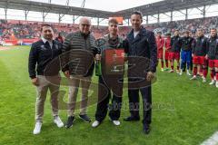 3. Liga; FC Ingolstadt 04 - SV Waldhof Mannheim; Verabschiedung der Spieler die den Verein verlassen. Strömender Regen vor dem Spiel. Florian Günzler (FCI Geschäftsführer Finanz und Orga) Vorsitzender des Vorstandes Peter Jackwerth (FCI) Gustav Christense
