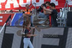 3. Liga - Saison 2024/25 - FC Ingolstadt 04 - SV Wehen Wiesbaden - Das Spiel ist aus - Banner - Choreo -- Pascal Testroet (Nr.37 - FCI)  - Torwart Marius  Funk (Nr.1 - FCI)auf den weg zu den Fans Foto: Meyer Jürgen