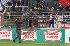 3. Liga; VfB Lübeck - FC Ingolstadt 04; vor dem Spiel #Cheftrainer Michael Köllner (FCI) bedankt sich bei den mitgereisten Fans