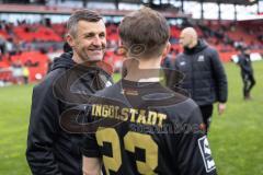 3. Liga; FC Ingolstadt 04 - MSV Duisburg; nach dem Spiel Sieg Jubel Freude Cheftrainer Michael Köllner (FCI) Simon Lorenz (32, FCI)