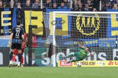 3. Liga; 1. FC Saarbrücken - FC Ingolstadt 04; Torwart Kai Eisele (25, FCI) hält den Schuss von Caliskaner Kaan (22 FCS)