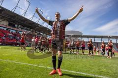 3. Liga; FC Ingolstadt 04 - VfB Lübeck; Verabschiedung Tobias Schröck (21, FCI) weint mit Sohn im Arm, Team, bedankt sich bei den Fans, Sieg Jubel Freude Party letztes Spiel