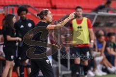 3. Liga; FC Ingolstadt 04 - SV Waldhof Mannheim; an der Seitenlinie, Spielerbank Cheftrainerin Sabrina Wittmann (FCI) schreit aufs Feld