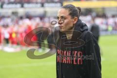 3. Liga; Energie Cottbus - FC Ingolstadt 04; Spiel ist aus, Ingolstadt gewinnt 1:4, Cheftrainerin Sabrina Wittmann (FCI) friert vor dem Interview