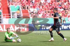 DFB-Pokal; FC Ingolstadt 04 - 1. FC Kaiserslautern; Torchance verpasst Pascal Testroet (37, FCI) Torwart Krahl Julian (1 FCK)