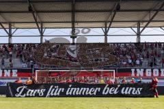 3. Liga; FC Ingolstadt 04 - Hallescher FC; Spieler bedanken sich bei den Fans, Teamfoto Banner Fans Lars