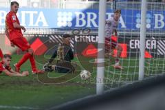 3. Liga - Saison 2025/26 - SV Wehen/Wiesbaden - FC Ingolstadt 04  - Max Plath (Nr.14 - FCI) schiesst den 1:1 Ausgleichstreffer - jubel - Torwart Noah Brdar (Nr.31 - Wiesbaden) - Foto: Meyer Jürgen