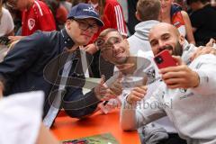 3. Liga; FC Ingolstadt 04 - offizielle Mannschaftsvorstellung auf dem Ingolstädter Stadtfest, Rathausplatz; Autogrammstunde für die Fans, Fotos mit Tobias Schröck (21, FCI) Nico Antonitsch (5, FCI)