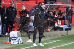 3. Liga; FC Ingolstadt 04 - Energie Cottbus; Co-Trainer Fabian Reichler (FCI) Cheftrainerin Sabrina Wittmann (FCI) an der Seitenlinie, Spielerbank