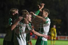 Landesliga - Saison 2025/26 - SV Manching - TSV Aindling - Luca Bienek (Nr.16 - SV Manching) legt den Ball auf zum 2:0 Führungstreffer durch Sebastian Graßl (Nr.10 - SV Manching)  - jubel - Rainer Meisinger (Nr.8 - SV Manching) - Fabian  Neumayer (Nr.9 - 