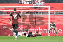3. Liga; FC Ingolstadt 04 - MSV Duisburg; Foul Georgios Antzoulas (6, FCI) bekommt dafür Rote Karte Torwart David Klein (47, FCI)