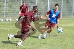3. Liga; FC Ingolstadt 04 - Trainingsauftakt nach Sommerpause; Obed Ugondu (17, FCI) Georgios Antzoulas (6, FCI) Torwart David Klein (47, FCI)