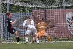 2. Bundesliga Frauen - Saison 2025/26 - FC Ingolstadt 04 Frauen - FCB München II - Ina Timmermann (Nr.15 - FC Ingolstadt Frauen I) - Torwart Anna-Lena Daum (Nr.22 - FC Ingolstadt Frauen I) - Terakaj Elira rot FCB  - Foto: Meyer Jürgen