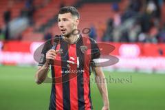 3. Liga; FC Ingolstadt 04 - Energie Cottbus; nach dem Spiel , Unentschieden 1:1, Spieler bedanken sich bei den Fans Kapitän am Mikrophon Lukas Fröde (34, FCI)