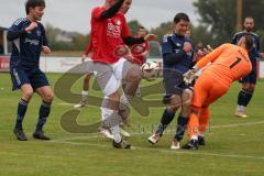 Kreisliga - Saison 2025/26- SV Hundszell - TV Münchsmünster - Lukas Konradi rot Hundszell -  - Leo Kreitmayer blau Münchsmünster - Florian Wagner Torwart Münchsmünster - Foto: Meyer Jürgen