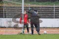 *** 2. Bundesliga Frauen - Saison 2025/26 - FC Ingolstadt 04 Frauen - VFL Bochum - Betreuer - Rasen - Regen - Besen - Spielbar machen - XXXXX - Foto: Meyer Jürgen