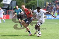 3. Liga; SpVgg Unterhaching - FC Ingolstadt 04; Zweikampf Kampf um den Ball Michael Udebuluzor (44, FCI) Winklbauer Thomas (11 SpVgg)