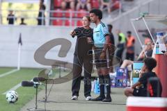 3. Liga; FC Ingolstadt 04 - Würzburger Kickers; Cheftrainerin Sabrina Wittmann (FCI) mit dem Schiedsrichter im Gespräch