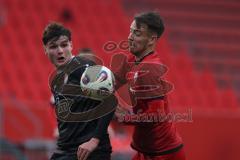 3. Liga - Saison 2025/26 - FC Ingolstadt 04 - Rot-Weiss Essen - Max Besuschkow (Nr.17 - FC Ingolstadt 04) - Jaka Potocnik (Nr.9 - Rot-Weiss Essen) - Foto: Meyer Jürgen