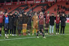 3. Liga; FC Ingolstadt 04 - Energie Cottbus; nach dem Spiel , Unentschieden 1:1, Spieler bedanken sich bei den Fans Kapitän am Mikrophon Lukas Fröde (34, FCI)