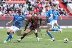 3. Liga; FC Ingolstadt 04 - FC Hansa Rostock; Zweikampf Kampf um den Ball Dennis Borkowski (7, FCI) Rossipal Alexander (21 HR) Roßbach Damian (4 HR)