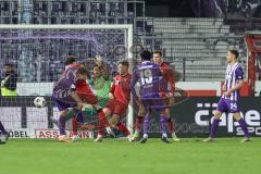 3. Liga; VfL Osnabrück - FC Ingolstadt 04; Torwart Kai Eisele (25, FCI) pariert Meißner Robin (11 VFL) Wiethaup Kevin (19 VFL) Simon Lorenz (32, FCI) Jonas Scholz (15, FCI) Dennis Kaygin (10, FCI) Müller Jannik (24 VFL)