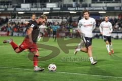 3. Liga; SC Verl - FC Ingolstadt 04; Zweikampf Kampf um den Ball Yannick Deichmann (20, FCI) Otto Fynn (34 Verl)