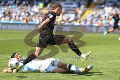 3. Liga; TSV 1860 München - FC Ingolstadt 04; Zweikampf Kampf um den Ball Mattis Hoppe (2, FCI) Althaus Samuel (20 TSV)